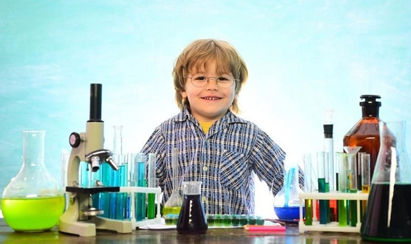 Deux enfants faisant des expériences scientifiques en classe