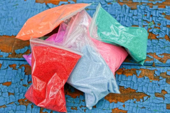 Faire du sable coloré : technique simple