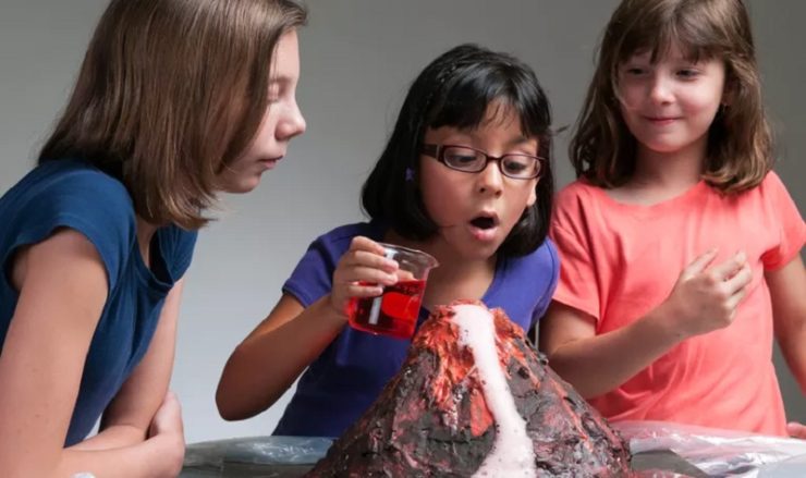 Expérience du volcan avec bicarbonate de soude : facile