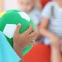 Jeux de ballon intérieurs : des idées pour s’amuser dans la maison