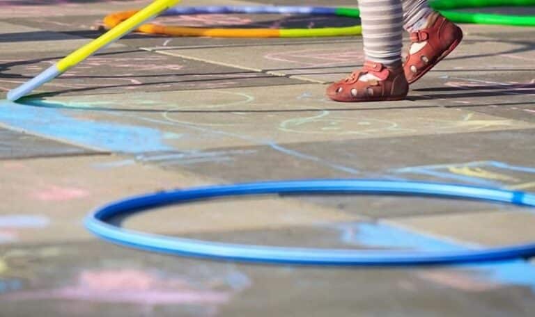 Jeux avec des cerceaux : maternelle et plus grands