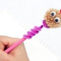 Customiser un crayon avec un pompon de laine et 2 cure-pipes