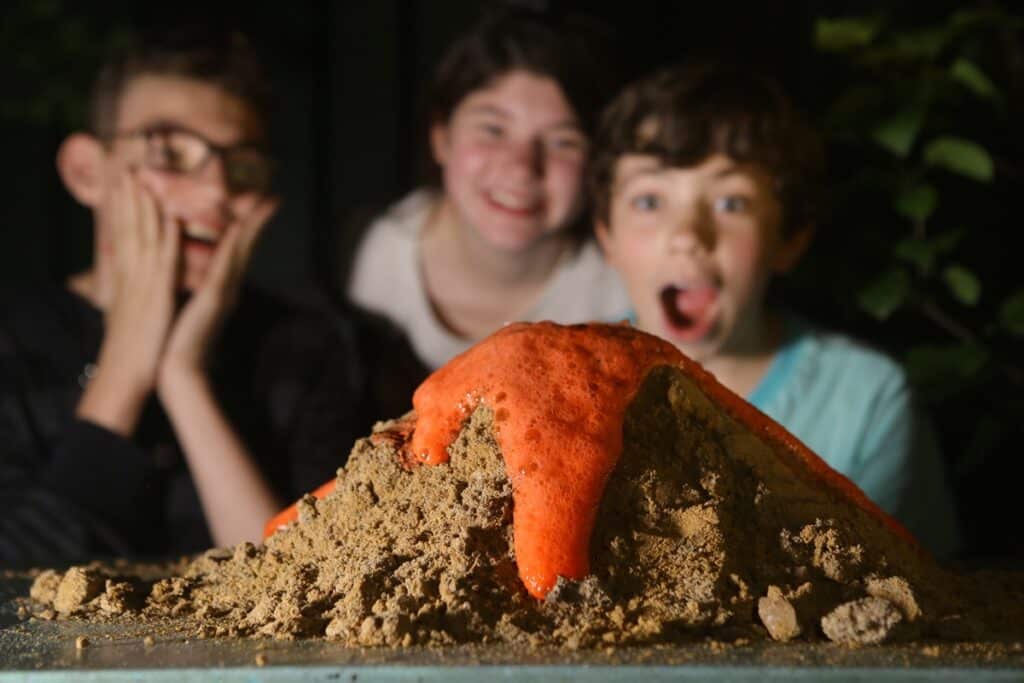 expérience volcan avec du sable