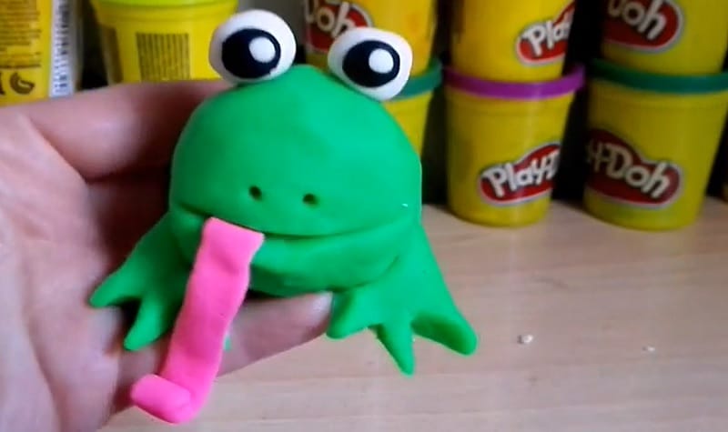 Grenouille en pâte à modeler