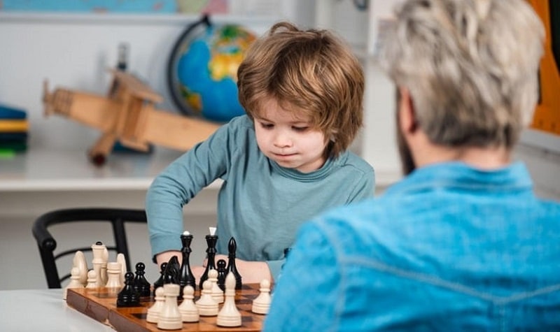 avantages d'apprendre les échecs aux enfants