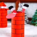 Bricolage de Noël avec des rouleaux de papier toilette : le Père Noël dans la cheminée