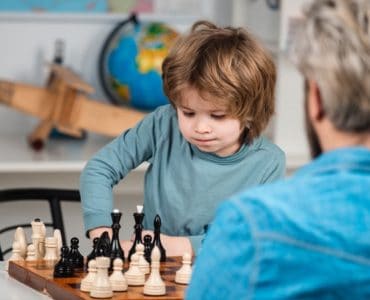 avantages d'apprendre aux enfants à jouer aux échecs