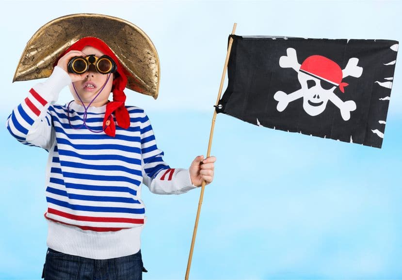 enfant drapeau pirate