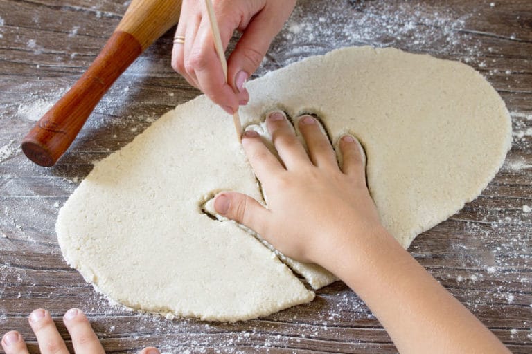 Empreinte de main pâte à sel Père Noël tutoriel en images