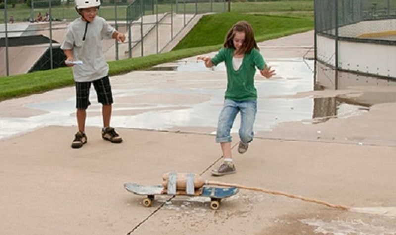 skateboard en fusée avec des Mentos et du Coca