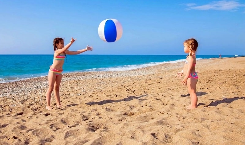 Jeux de ballon sur la plage