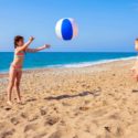 Jeux de ballon sur la plage