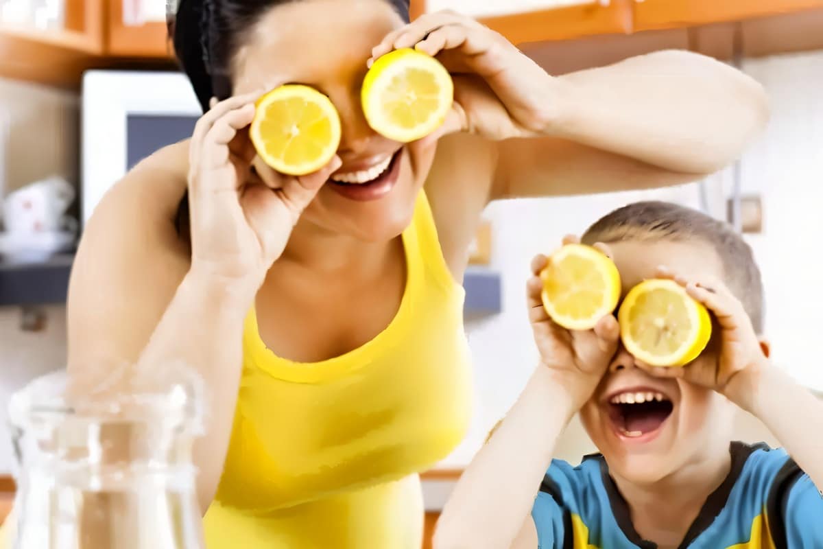 maman et enfant jouant avec la nourriture