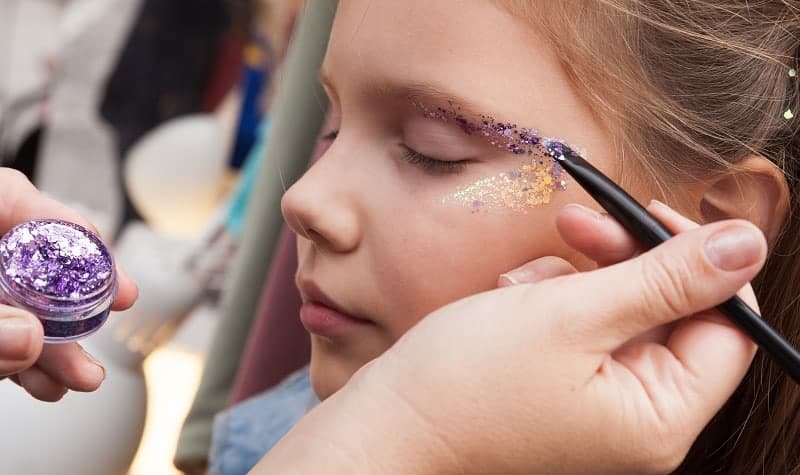 accompagner votre enfant dans ses premiers maquillages