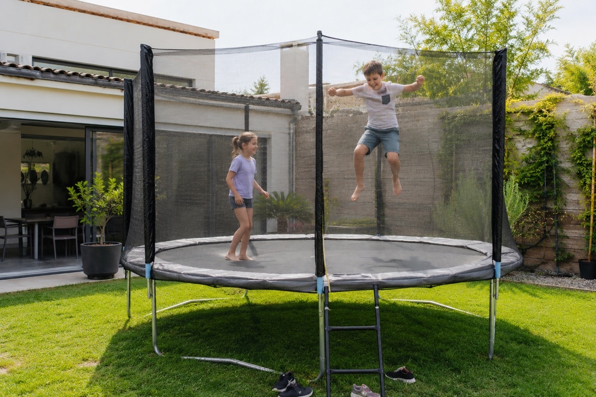 bienfaits et avantages d'avoir un trampoline dans le jardin pour les enfants