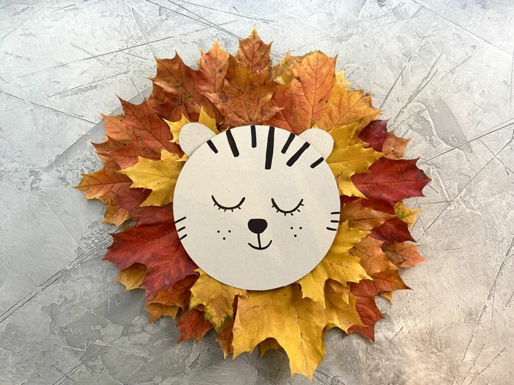 lion avec des feuilles d'arbre