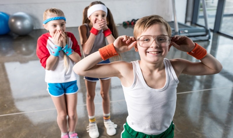 Enfants Faisant De L'activité Physique Avec Le Jeu Twister