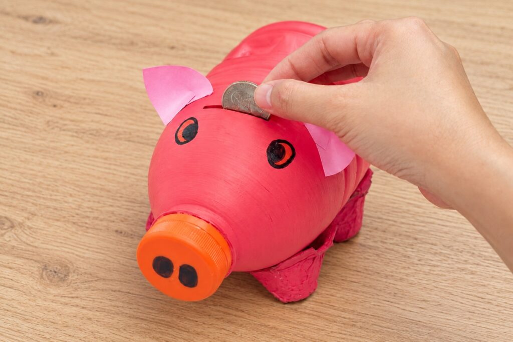 tirelire cochon fabriquée avec une bouteille