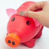 Fabriquer une tirelire cochon avec une bouteille : tutoriel en image