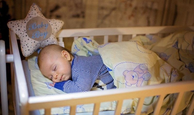bébé qui dort en pyjama