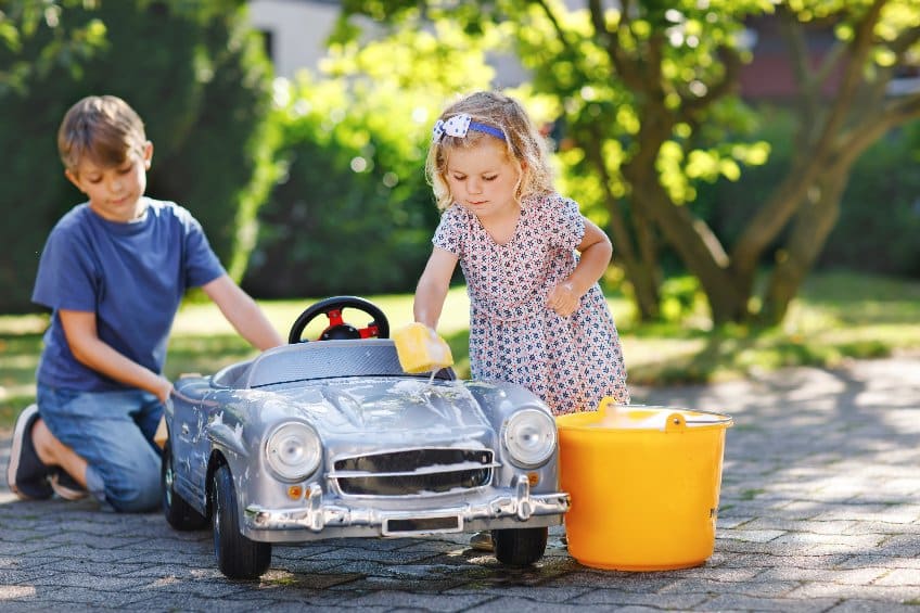 enfants jouant avec éponges