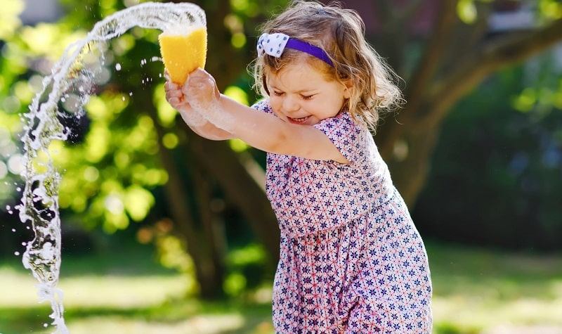 Un Garçon De 7 Ans S'assoit Sur Le Tapis Et Joue Avec Des Jouets à