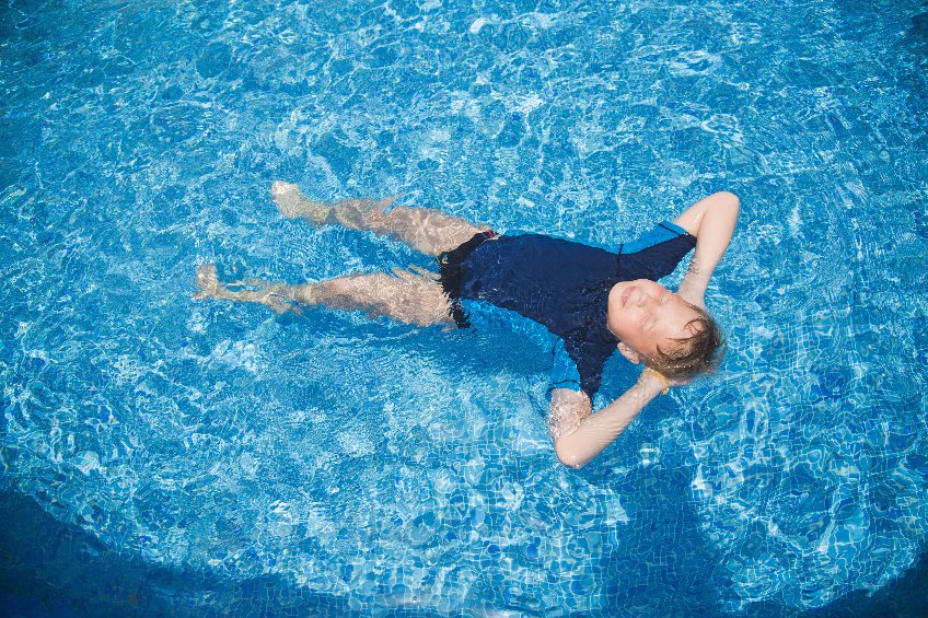 enfant flotte piscine