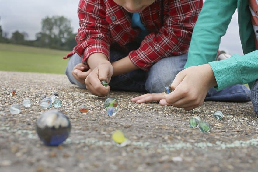 enfants qui jouent aux billes