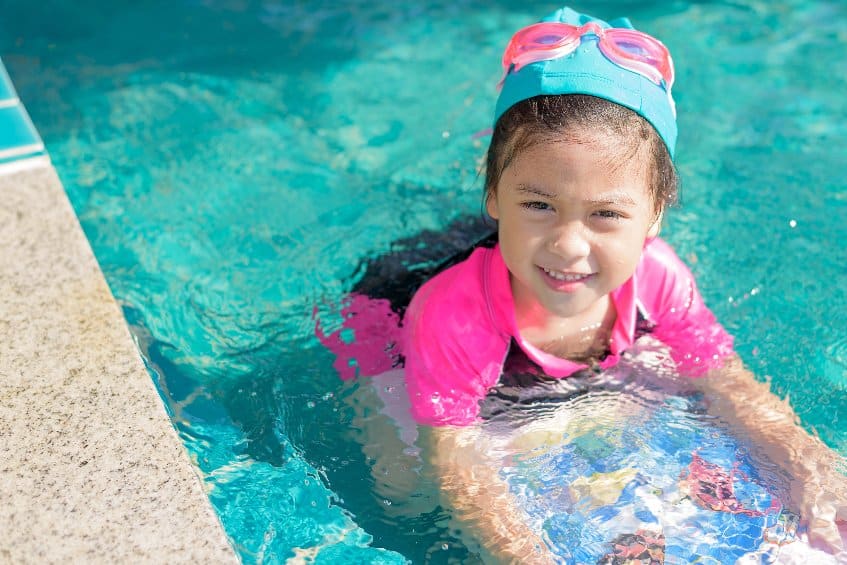 enfant dans piscine