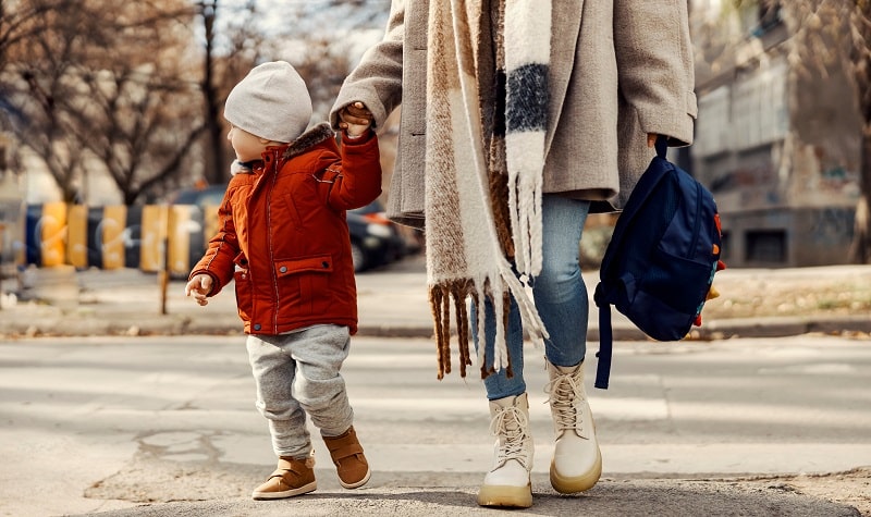 enfant qui traverse route avec maman