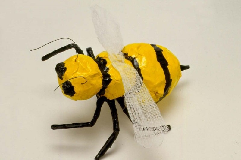 abeille en papier mâché
