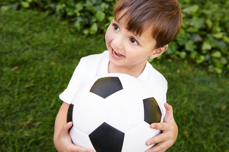 garçon avec ballon