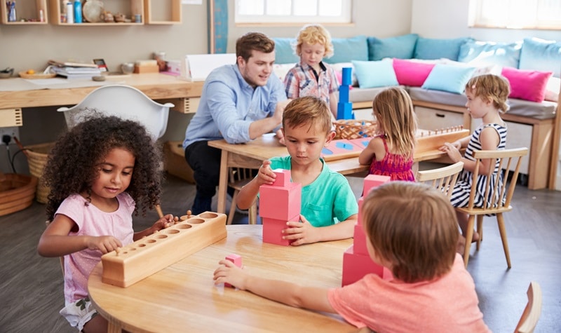 avantages des âges mélangés en classe Montessori