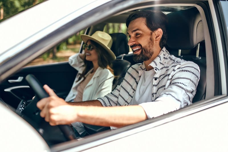 famille en voiture