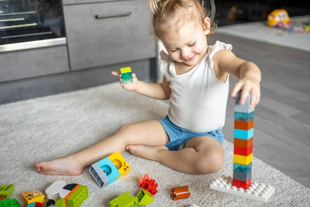 enfant avec jouet éducatif