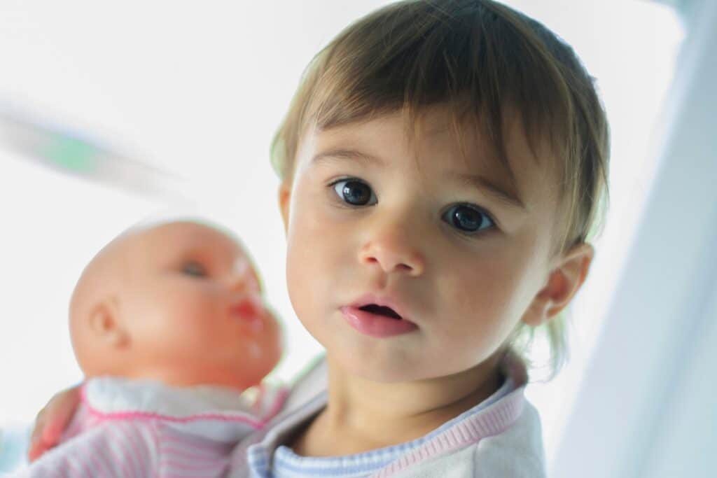 enfant et poupée