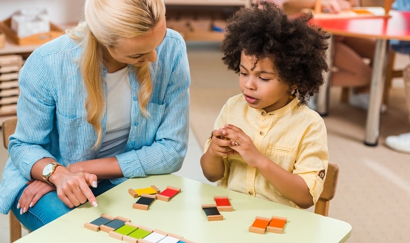 Comment devenir éducateur Montessori