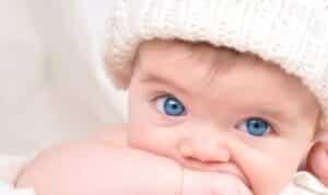 bébé yeux bleus