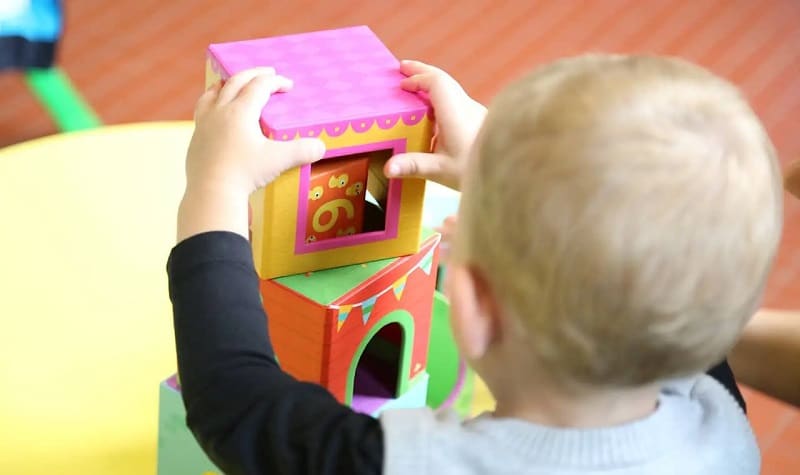 enfant à la crèche