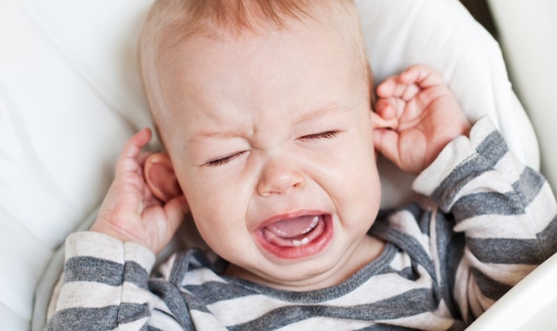 Otites chez le jeune enfant et le bébé : causes, symptômes et traitements