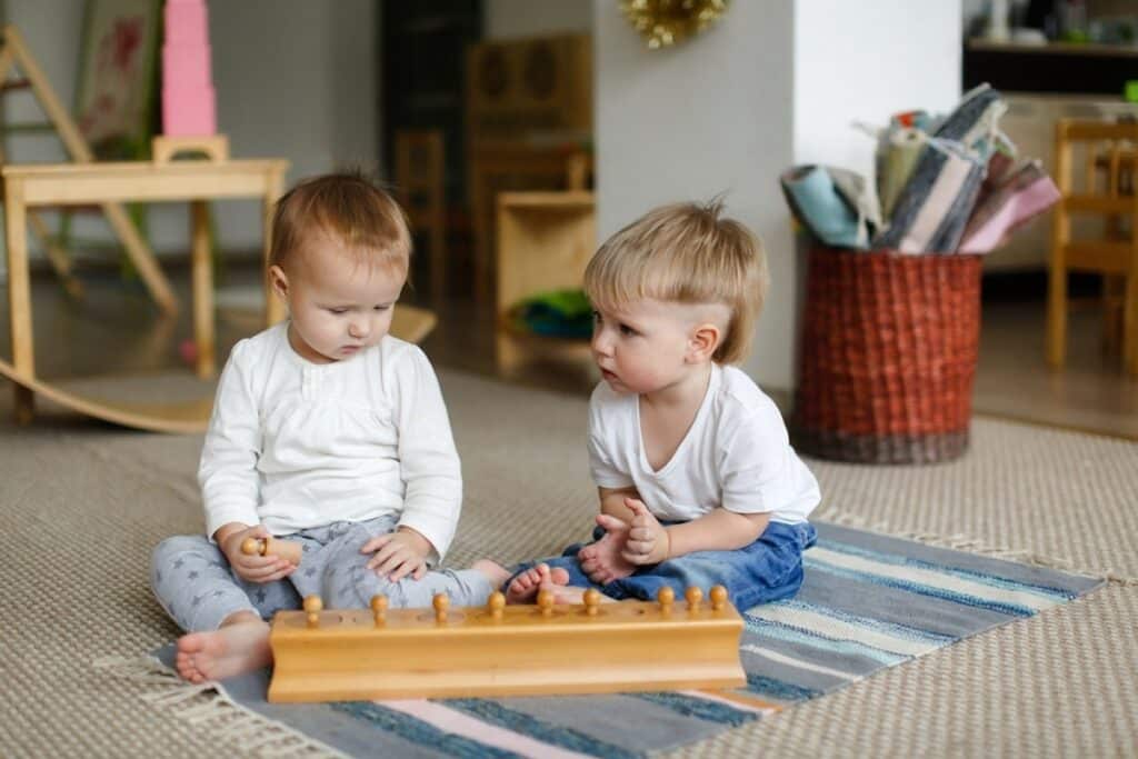 enfants jouant cylindres montessori