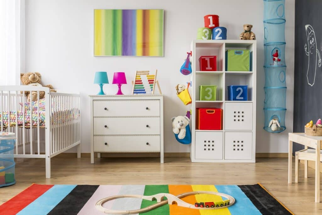 chambre d'enfant avec un tapis coloré
