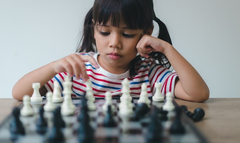fillette jouant aux échecs