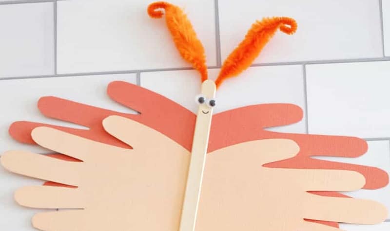 Papillon empreinte de main : un bricolage facile et amusant pour les enfants