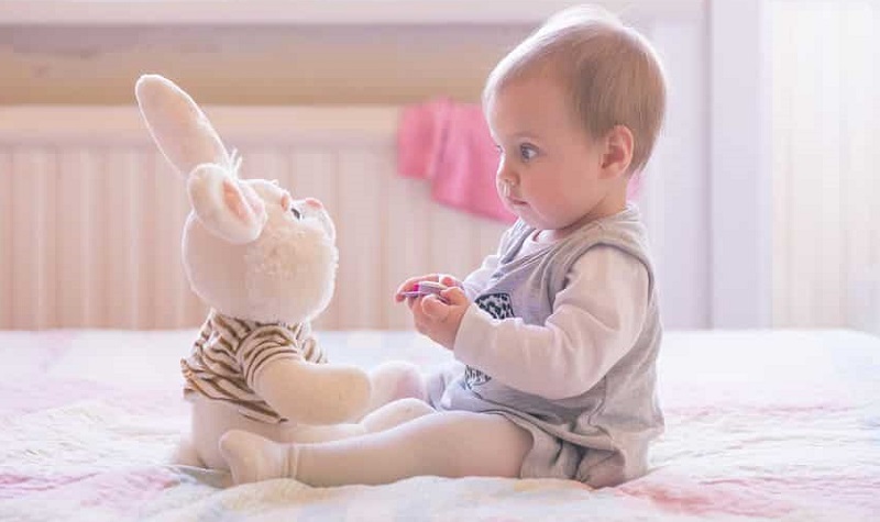 offrir une peluche à un enfant