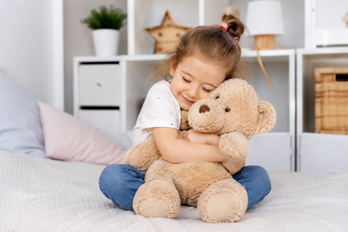 petite fille serre sa peluche