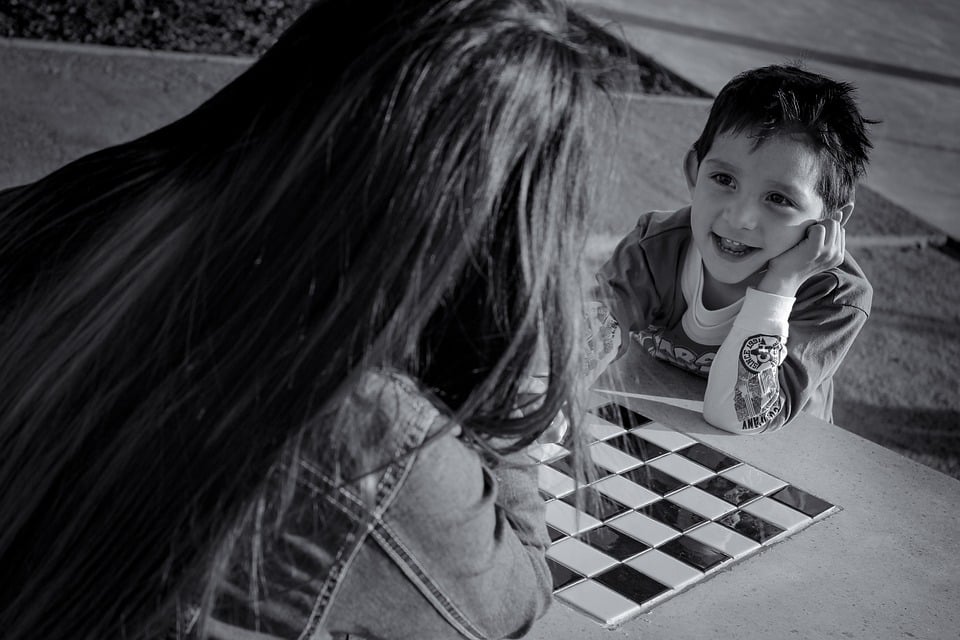 enfants qui jouent aux échecs