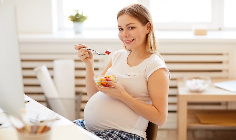 femme enceinte qui mange