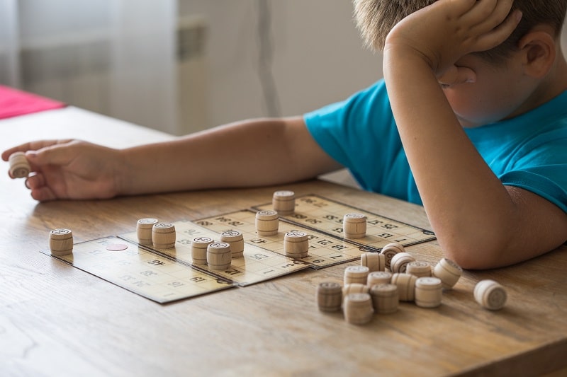 enfant qui joue au bingo