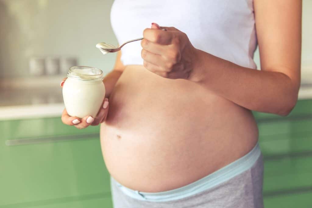 femme enceinte mange laitage
